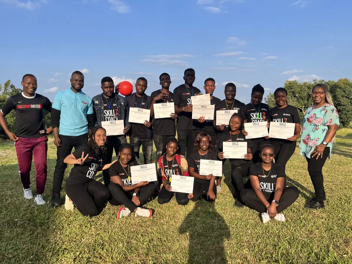 Treinadores SKILLZ com os seus certificados, numa fotografia de grupo na relva
