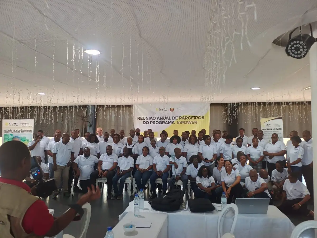 Parceiros do programa InPower, de camisa branca, em fotografia de grupo numa sala de reuniões
