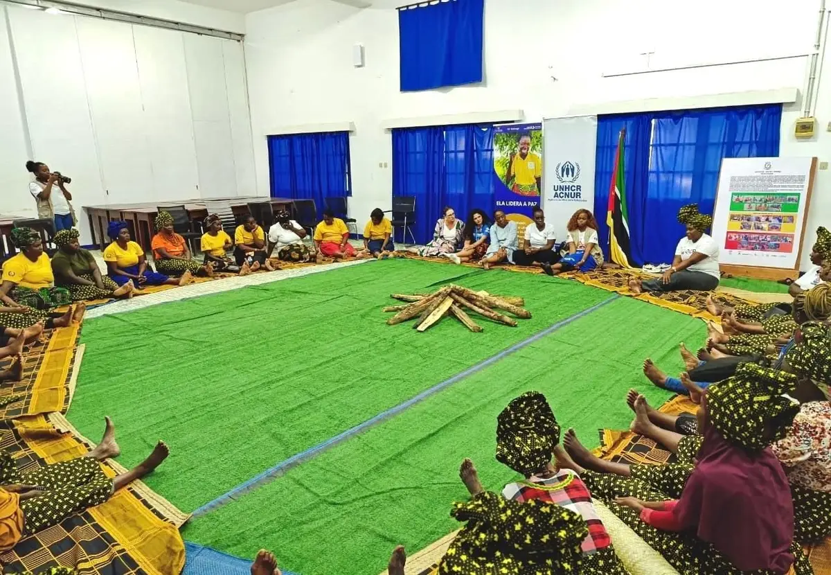 Círculo de diálogo num espaço seguro em Pemba, visto à distância