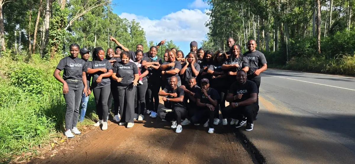 Equipa da GCR em fotografia de grupo junto a uma estrada com floresta, de camisolas pretas